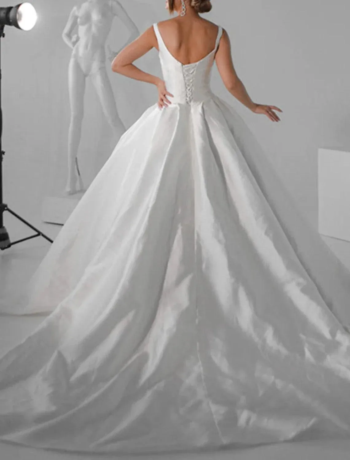 Royal Style Formal Wedding Dresses Ball Gown Square Neck Sleeveless Chapel Train Satin Bridal Gowns With Solid Color